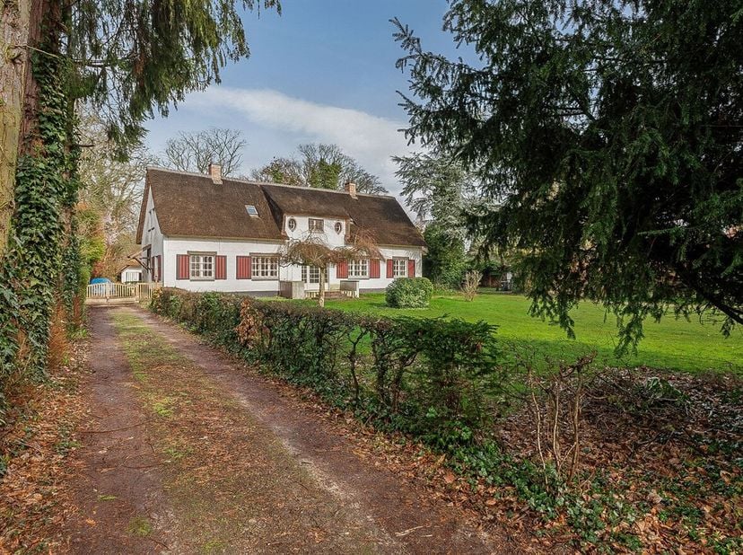 Charmante villa/maison individuelle avec un potentiel exceptionnel sur 2.600 m² à Brasschaat<br />
Sur un beau terrain de pas moins de 2.600 m², à que