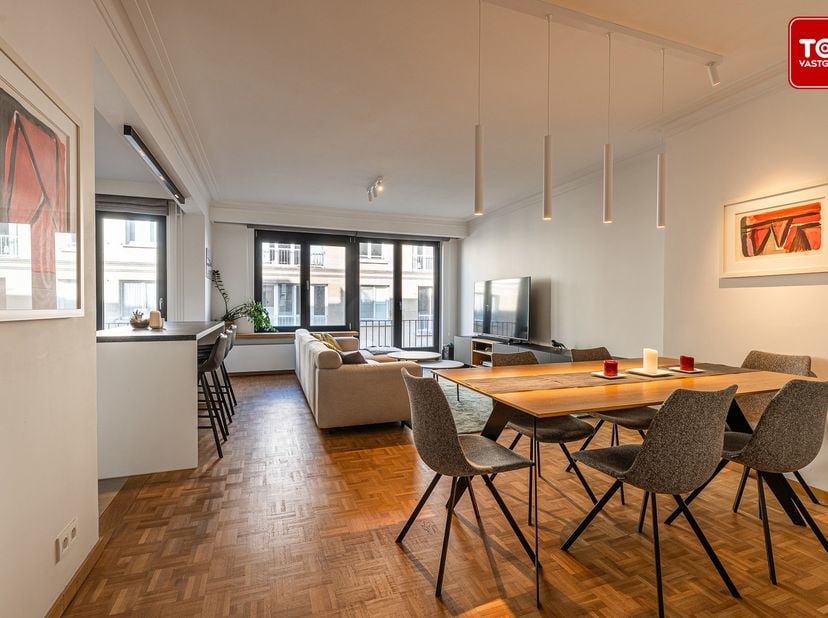 Dit prachtig appartement ligt vlakbij het Sint- Pieters station. <br />
Het centrum van Gent is gemakkelijk te bereiken te voet en per fiets. Ook via