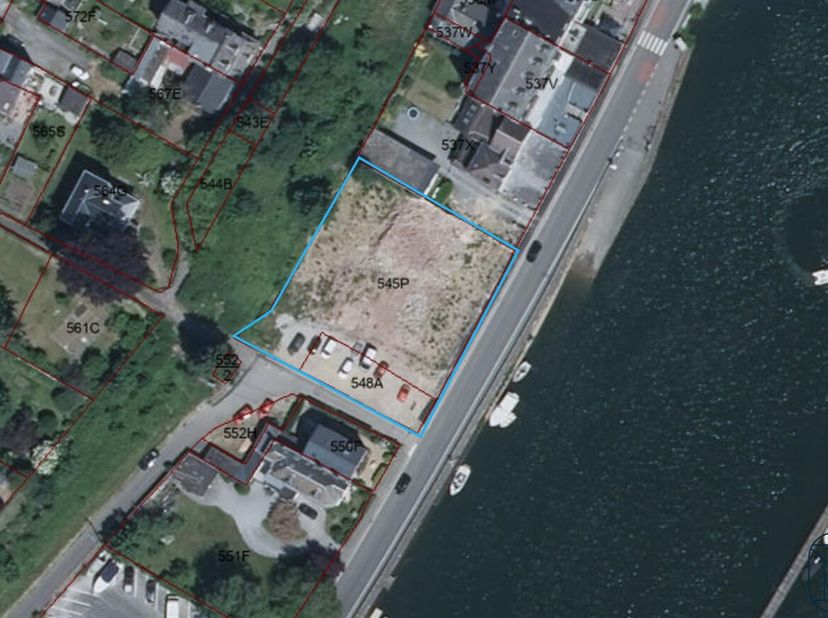 TOP-gelegen projectgrond met zicht en vlak aan de Maas van 1.820 m2 in het warme dorp Waulsort.<br />
Ideaal voor het bouwen van appartementsblok.<br