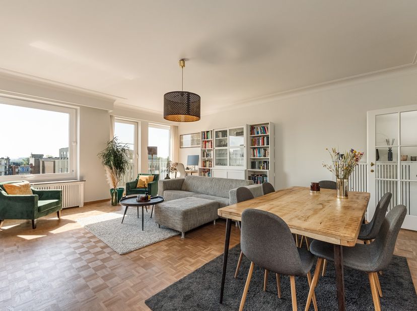 Hoog boven de eeuwenoude boulevards van Antwerpen opent zich een wereld apart. Op de negende en hoogste verdieping van dit markante gebouw op de Frank