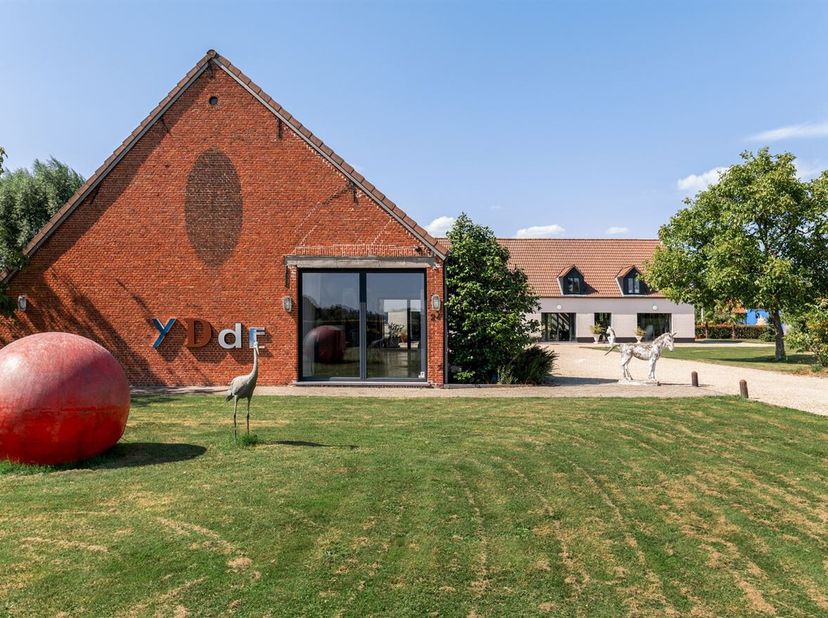 Exclusief landgoed bestaande uit een gerenoveerde hoeve, multifunctionele schuur, gastenverblijf, hoogwaardig stallencomplex met piste en een perceel