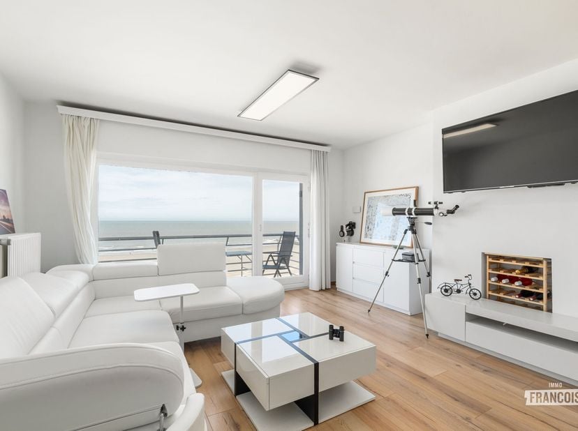 Op een uitzonderlijke ligging aan de Zeedijk van Blankenberge, vlak bij het Oosterstaketsel en de jachthaven, bevindt zich dit volledig gerenoveerde t