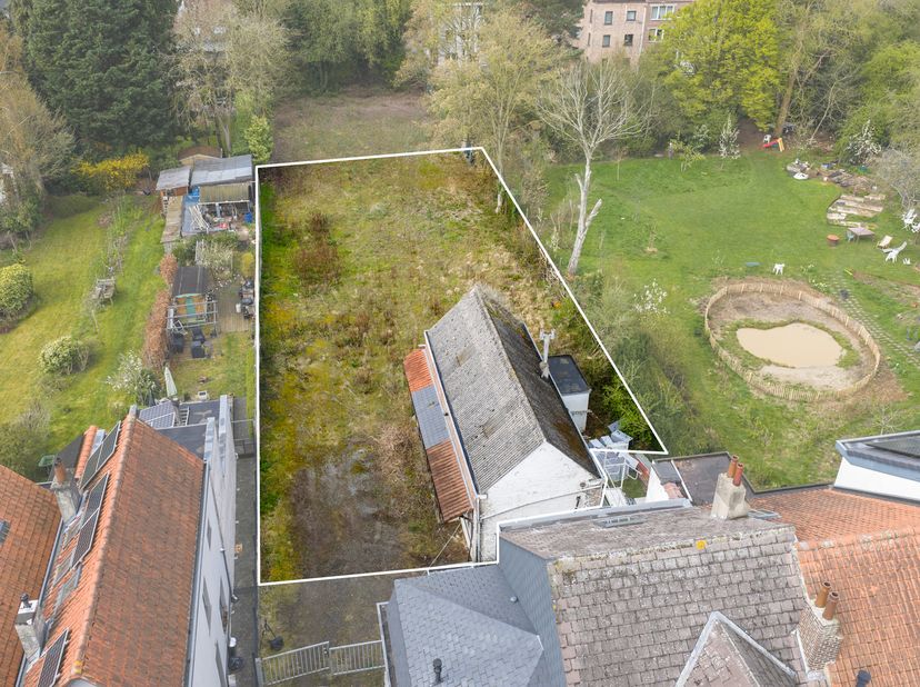 WOLUWE-SINT-PIETER, vlak bij het Dumonplein, gelegen in een binnenblok, prachtig perceel van +/- 9 a 15 ca, verkocht met een bouwvergunning die geldig