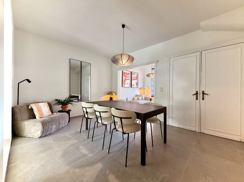 Deze prachtige woning biedt een lichtrijke woonkamer, moderne open keuken met toegang tot het zonnige terras, apart toilet en praktische was- en bergr