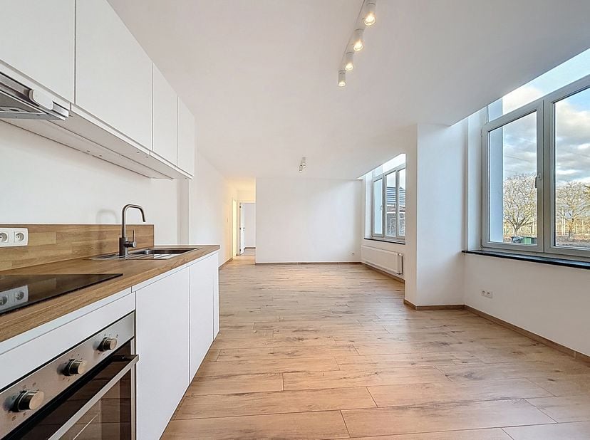 EasyHome stelt u dit prachtige appartement van 88m² voor, gelegen op het gelijkvloers. Volledig gerenoveerd in 2024, net zoals het volledige gebouw, b