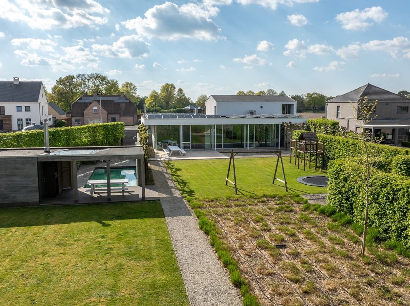 Schitterende moderne villa (bouwjaar 2001) met kantoren/praktijk of extra leefruimte op prachtige kavel van 3.140 m² is gelegen nabij het centrum van