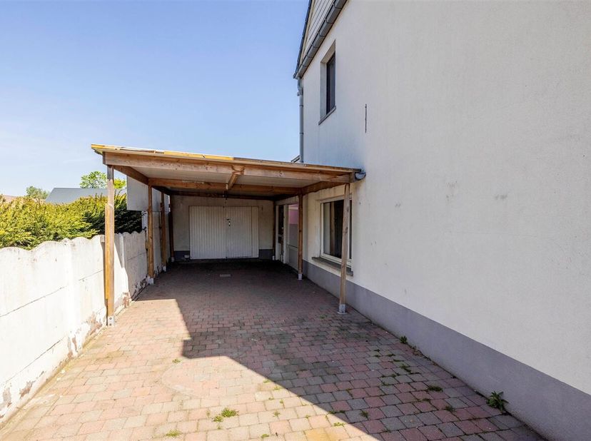 Te renoveren woning met 5 slaapkamers op een perceel van 303m².<br />
Gelegen in het dorpscentrum van Westmeerbeek. Vlakbij winkels, eet- en drankgele