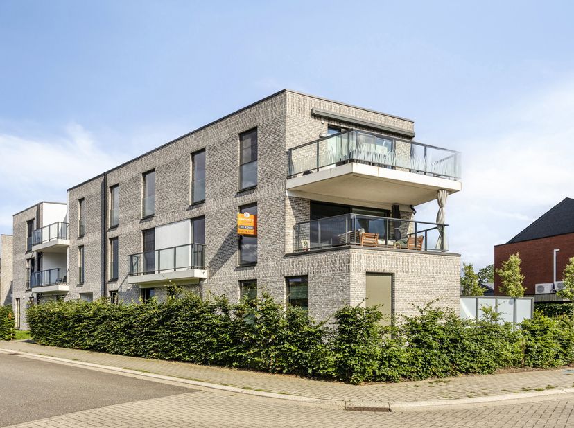 Dit energiezuinige nieuwbouwappartement bevindt zich in een rustige en aangename buurt, net buiten het centrum van Aarschot. Winkels, supermarkten, sc