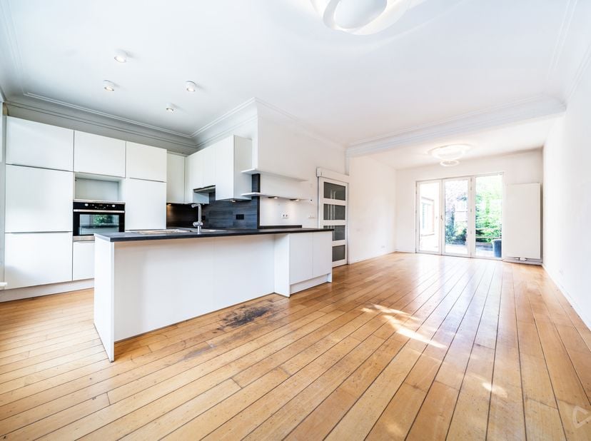Maison unifamiliale à rénover idéalement située dans un environnement résidentiel recherché à Uccle, à mi-chemin entre les gares de Uccle-Stalle et Ca