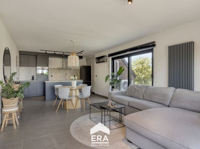 [[ DIT PAND NEEMT DEEL AAN DE ERA OPEN HUIZEN DAG OP 13/6 VAN 14:30 TOT 15:30 ]] Dit verzorgd appartement in Bree combineert een rustige ligging met e