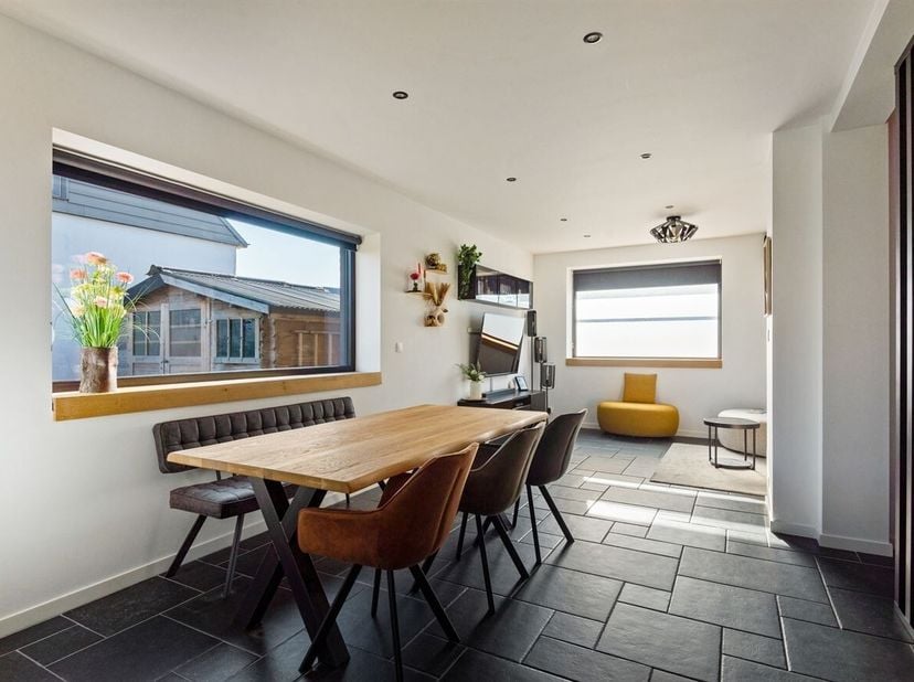 Deze instapklare woning is gelegen in het charmante Sint-Amands, een deelgemeente van Puurs-Sint-Amands. De woning geniet van een rustige en aangename