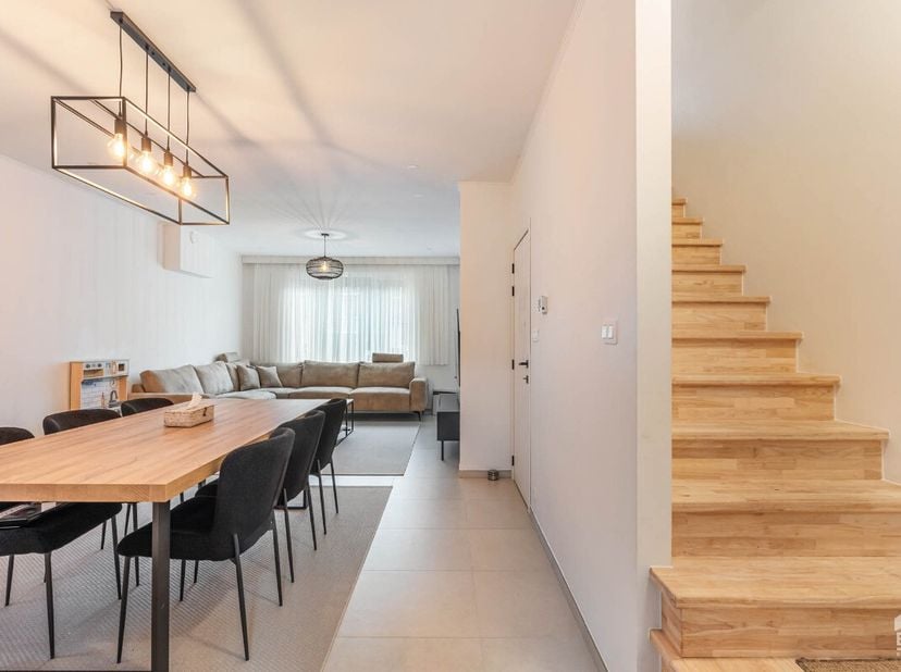 [[ DIT PAND NEEMT DEEL AAN DE ERA OPEN HUIZEN DAG OP 13/6 VAN 9:30 TOT 10:30 ]] Deze ruime halfopen woning in Diest werd recent grondig vernieuwd en b