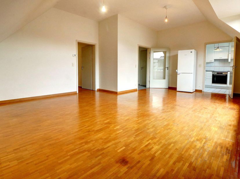 Bel appartement de 80m² avec : <br />
- Hall d'entrée avec vestiaire +-5,5 m²<br />
- 1 toilette séparée<br />
- 1 buanderie +-1,2 m²<br />
- 1 beau l