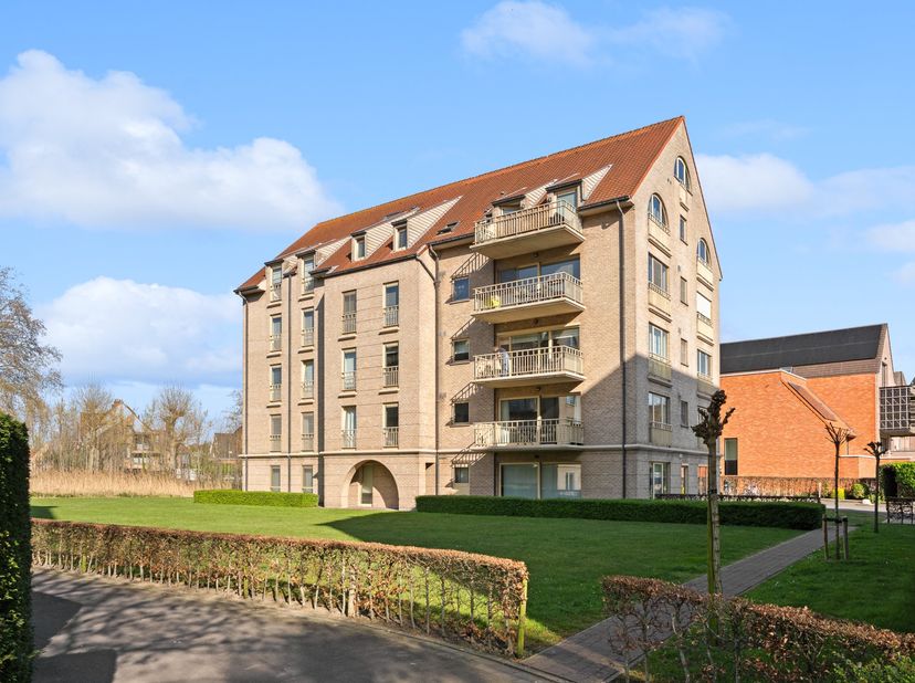 Op een unieke ligging aan het Fosterpark ontdekt u dit ruime en kwalitatief afgewerkte duplexappartement (4e en 5e verdieping) van 133 m², waar zicht