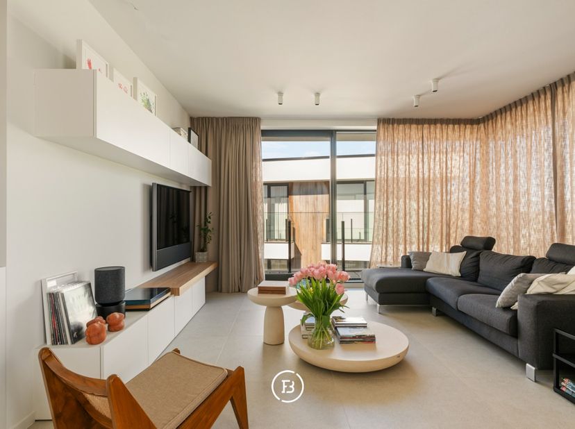 Dit lichtrijke appartement op de tweede verdieping, gebouwd in 2022, combineert modern wooncomfort met een hoogwaardige afwerking op maat. De vele maa
