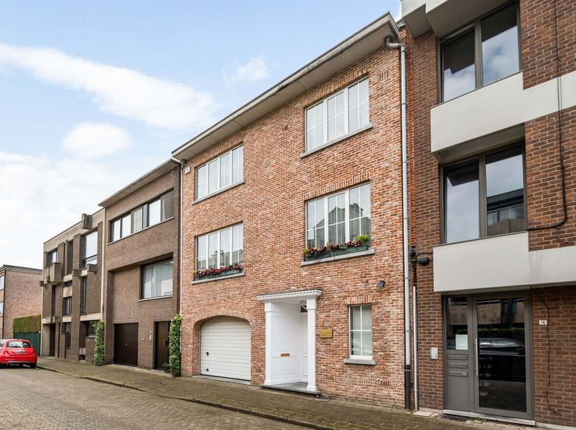 Gezinswoning met 4 slaapkamers, praktijkruimte en tuin<br />
Gelijkvloers<br />
Via de inkomhal met wachtruimte en apart gastentoilet betreedt u de wo