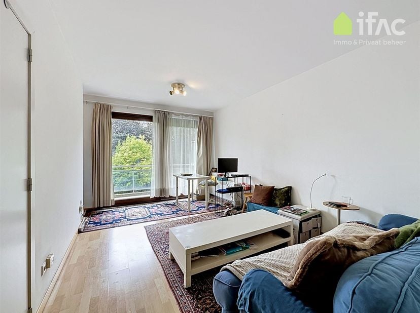 Centraal gelegen appartement met terras op het tweede verdiep met lift te Evere.<br />
<br />
Inkomhal in lichtrijke leefruimte met open plan uitger