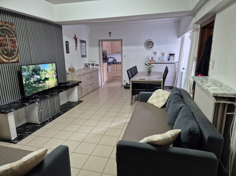 Instapklaar appartement gelijkvloers gelegen in het centrum.  Bestaande uit living, keuken (kasten, enkele inox afwasbak, elektrisch fornuis, microgol