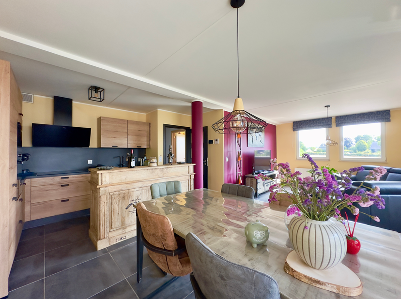 À seulement quelques pas du centre de Bertrix et de l'accès à l'E411, découvrez ce superbe appartement construit en 2018, offrant tout le confort d'un