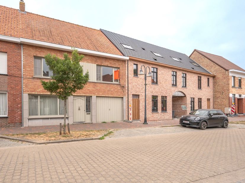 Deze charmante woning bevindt zich in het centrum van Moerkerke. Alle faciliteiten zoals winkels, school, kinderopvang, openbaar vervoer, ... zijn op