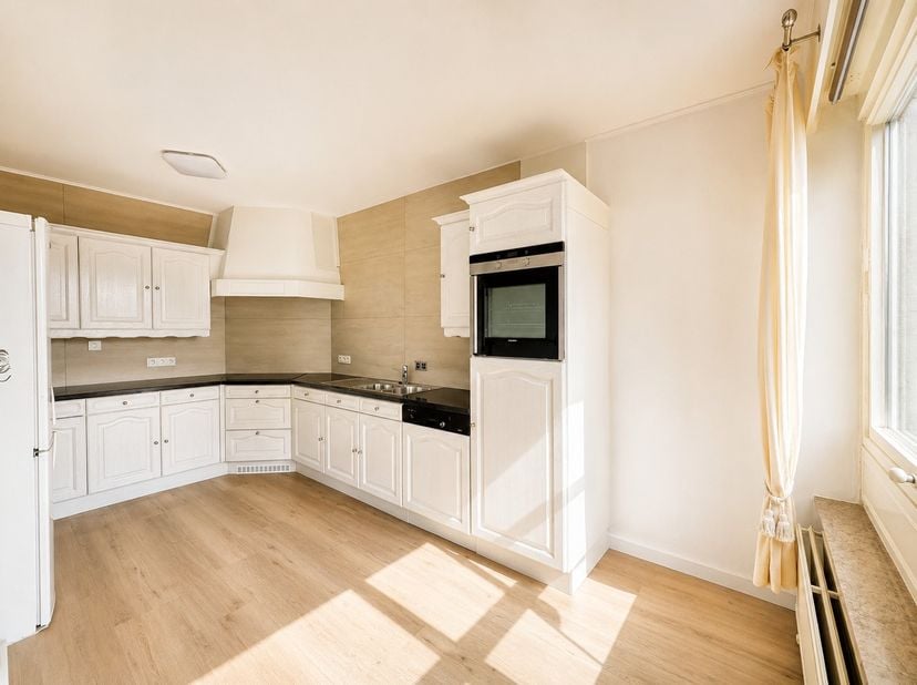 <br />
Ruim en lichtrijk appartement gelegen in residentie “Esplanade” pal in Genk-centrum.<br />
<br />
INDELING: <br />
Inkomhal voorzien van een ve