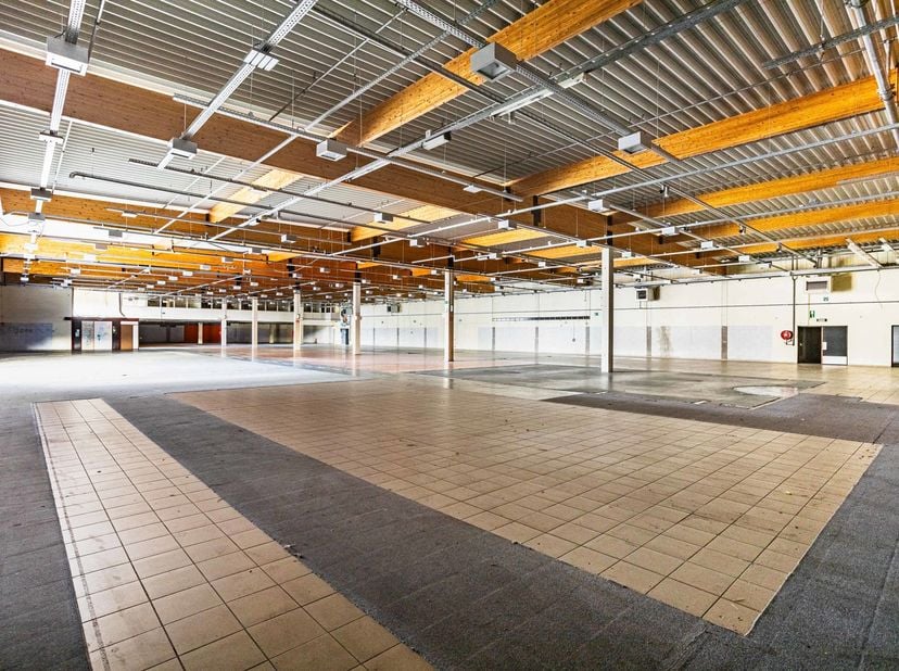 Deze commerciële site omvat momenteel <br />
GELIJKVLOERS: <br />
- vrije grondoppervlake van +- 2800 m2 <br />
- vrije hoogte onder de spanten in het
