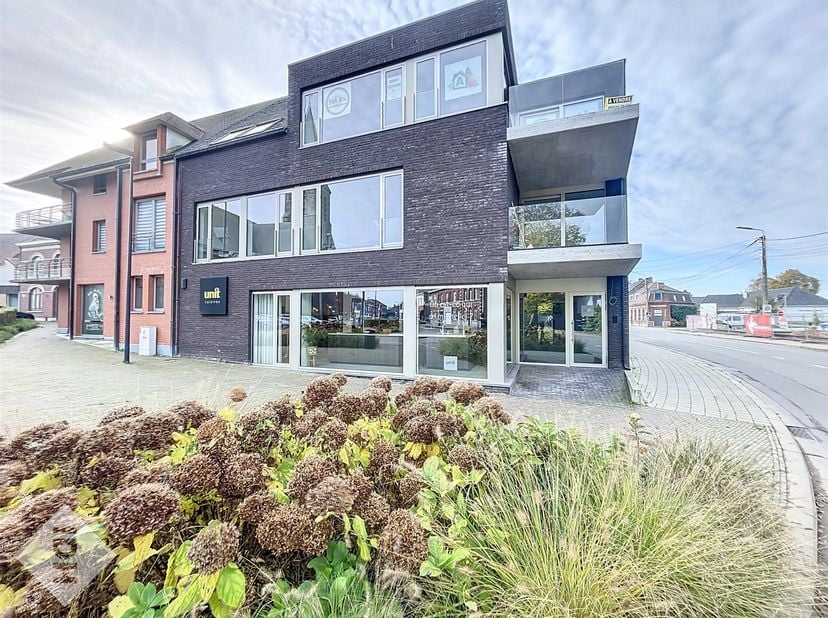 Découvrez ce duplex trois chambres situé au cœur de la Résidence "La Royère" à Néchin, offrant des prestations haut de gamme. Son architecture privilé