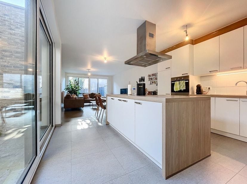 Dit centraal gelegen, recent appartement bevindt zich op het gelijkvloers van het gebouw.<br />
Via de inkom, komt u in de zonnige leefruimte met inge