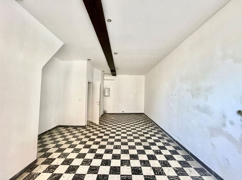 Local commercial au rez-de-chaussée, offrant un agencement polyvalent, à louer au cœur d'Anvers !<br />
<br />
Situation : Ce superbe local commerci