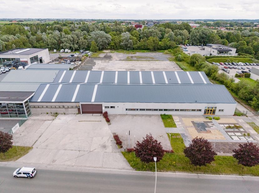 Industriële site met magazijnen, kantoren en showroom te koop in Ieper<br />
Aan de Dehemlaan in Ieper bevindt zich deze veelzijdige industriële site