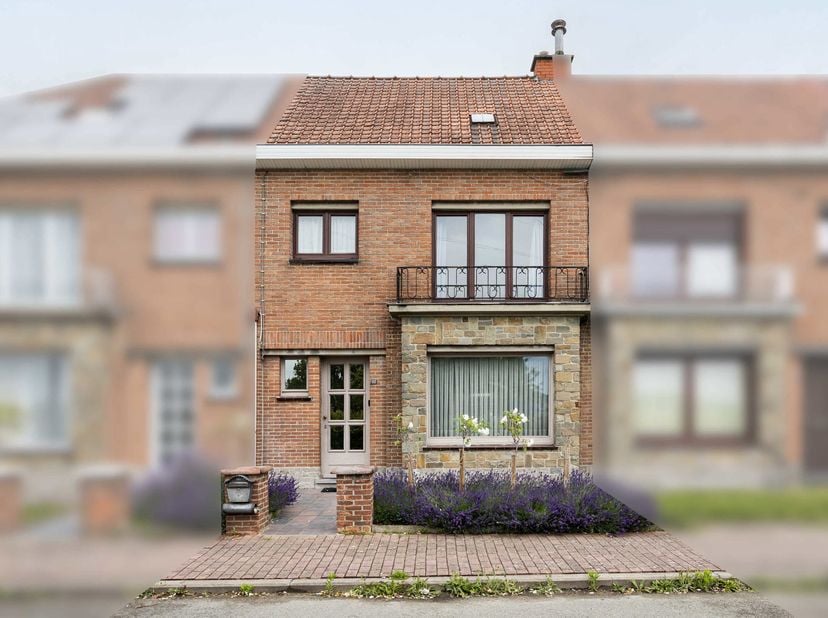 Deze charmante stadswoning bevindt zich op het einde van een rustige woonwijk aan de Edmond Picardlaan in Ronse. Omgeven door groen en met een speeltu