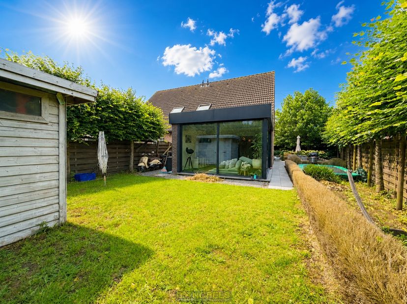 <br />
MAISON FAMILIALE PRÊTE À EMMÉNAGER ET ÉCONOME EN ÉNERGIE, idéalement située dans un environnement CALME et STRATÉGIQUE à Doornzele (Evergem).<b