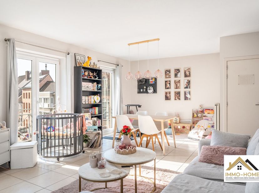 Ben je op zoek naar een duplex dakappartement vlakbij het centrum van Lokeren ? Dan is dit allicht je kans ! Via zowel lift als trap kom je tot in je