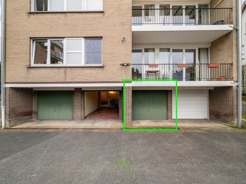 Deze verzorgde garage heeft een breedte van 2,65 m en een diepte van 5,90 m, wat zorgt voor een comfortabele parkeerruimte en extra opslagmogelijkhede