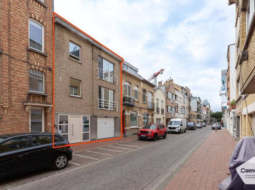 Deze uitzonderlijk ruime woning is gelegen op een rustige locatie en combineert een doordachte indeling met tal van mogelijkheden. Dankzij de royale b