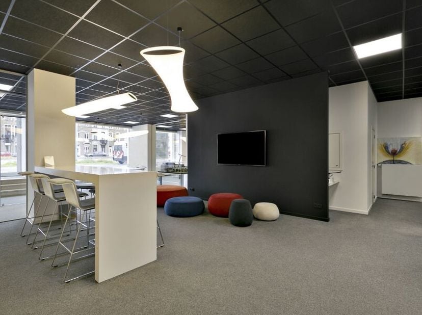 Combinatie van ingerichte kantoorruimte of toonzaal en een casco gedeelte te koopaan de Koningin Astridlaan in Mechelen. <br />
<br />
 Het pand bevin