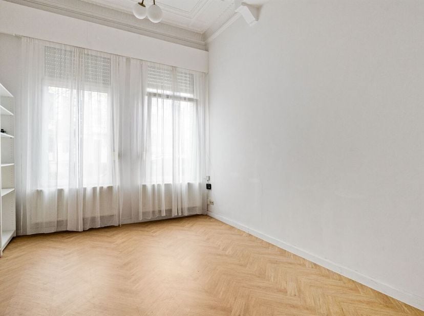 Dit charmante gelijkvloers appartement bevindt zich in de Arendstraat te 2018 Antwerpen, in de gegeerde wijk Zurenborg. De ligging is uiterst centraal