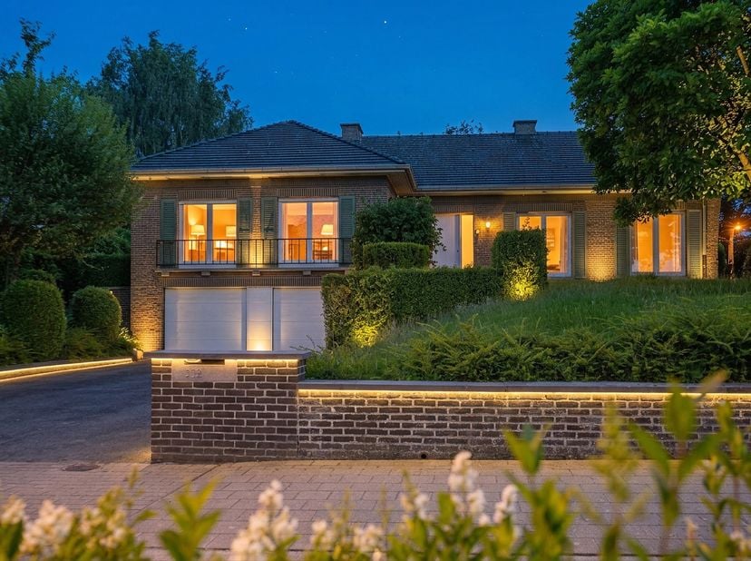 Unieke kans voor wie op zoek is naar een vrijstaande villa met ruimte, privacy en tal van mogelijkheden.<br />
Deze open bebouwing, gebouwd in 1974, i