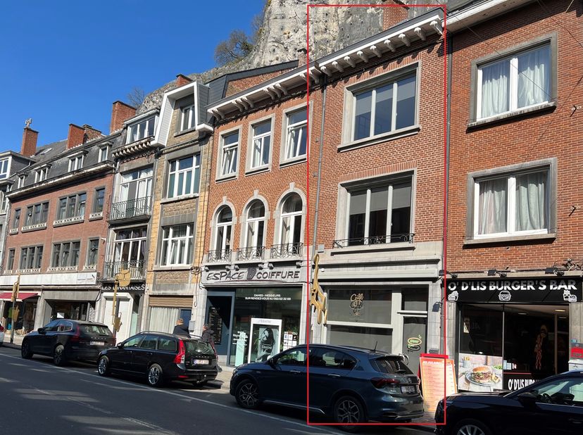Maison de ville entièrement rénovée idéalement sise en plein centre de Dinant !<br />
Ce bien se présente en parfait état et offre de nombreuses possi