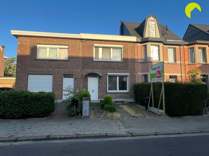 Deze charmante rijwoning met 3 slaapkamers en tuin bevindt zich op een ideale locatie tussen Hove en Kontich. Dankzij de vlotte verbindingen naar Antw