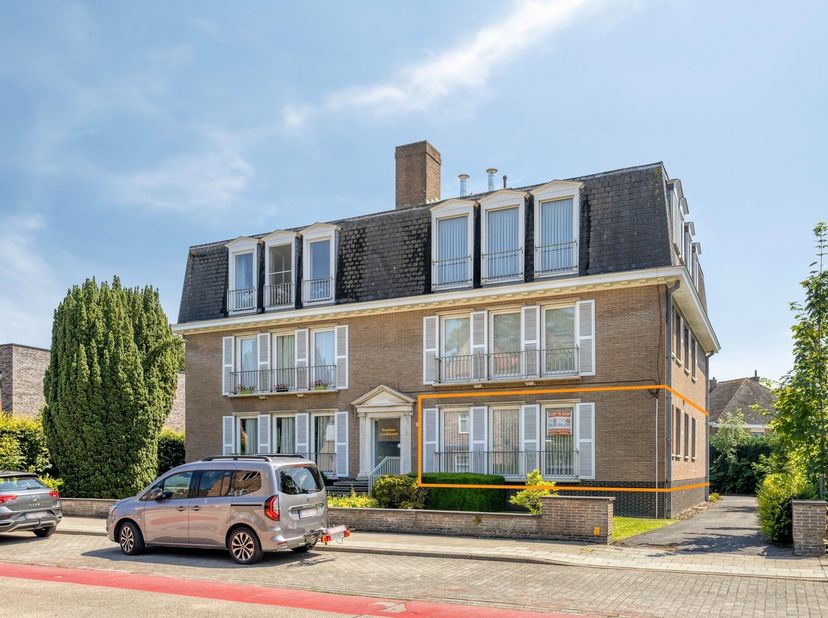 Ontdek dit perfect onderhouden, ruim 3-SLAAPKAMER-appartement met ZUIDgericht TERRASJE en GARAGEBOX in hartje St-Andries. Dit instapklaar GELIJKVLOERS