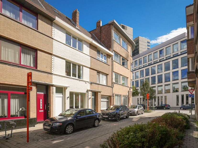 Karaktervolle en grondig gerenoveerde woning vlak bij Gent-Sint-Pieters<br />
<br />
Op een fantastische plek in Gent vlakbij het vernieuwde station,