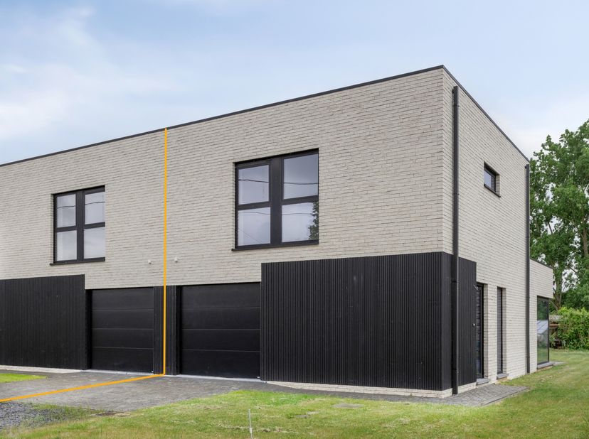 Deze energiezuinige nieuwbouwwoning is uiterst rustig gelegen doch nabij winkels, scholen, openbaar vervoer en verbindingswegen. Indeling: Inkomhal/tr