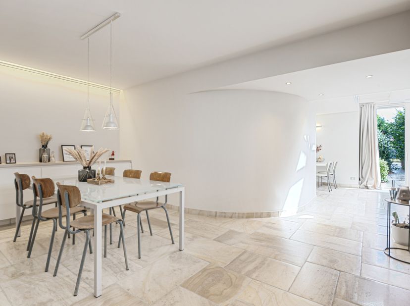 Op zoek naar een woning waar je wonen en werken perfect kunt combineren? Deze voormalige bakkerij biedt maar liefst +170 m² aan polyvalente werk- en h