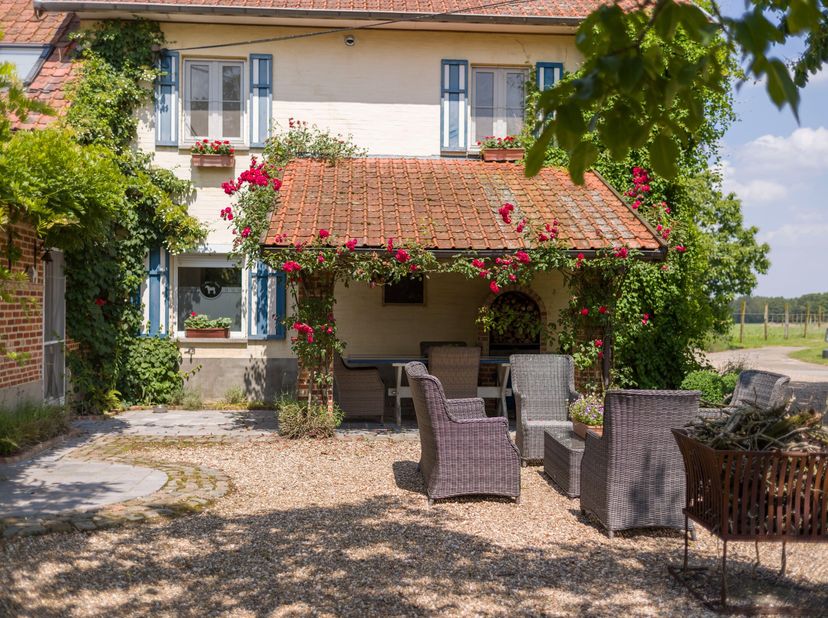 We bevinden ons in het mooie Oudsbergen. De villa is gelegen in een doodlopende straat en omgeven door groen en vergezichten. Het domein is volledig o