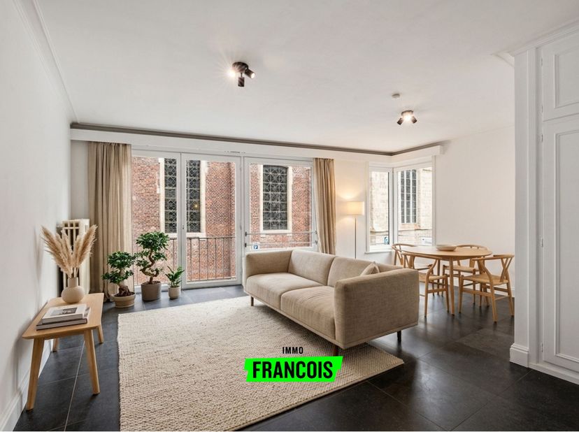 Au cur de Zottegem se trouve cet appartement lumineux au premier étage, une excellente opportunité tant pour une occupation personnelle que pour un in