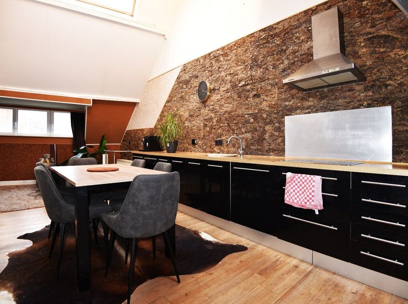Rijwoning op 240 m² met op het gelijkvloers inkom / bureau, gastentoilet, vestiaire, slaapkamer met ingemaakte kast en badkamer met lavabo en inloopdo