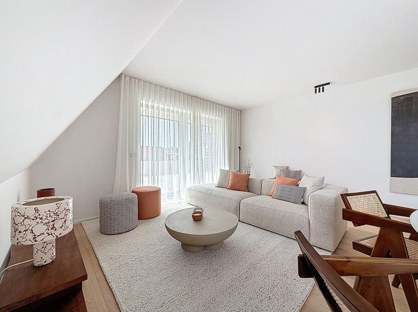 Deze prachtig gerenoveerde penthouse op een toplocatie in Nieuwpoort-Bad, combineert luxe, comfort en een uitzonderlijk uitzicht. Gelegen op wandelafs