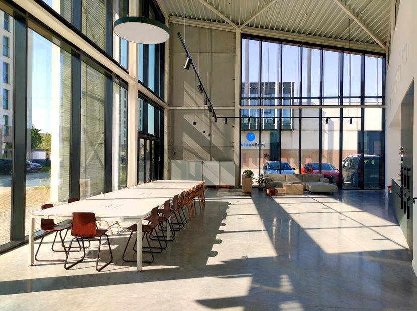 LOCATIE EN ALGEMENE INFORMATIE<br />
Ideaal gelegen in de directe nabijheid van belangrijke snelwegen (E19-R0-E40), het treinstation van Haren (2 minu