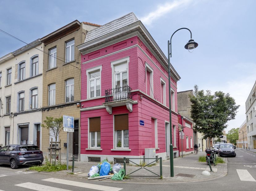 Immo Pické biedt U deze ruime, gunstig gelegen en uitstekend onderhouden woning aan in Sint-Jans-Molenbeek, gelegen in de directe omgeving van winkels